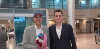 بيراميدز يستقبل الجيش الملكي بالورود استعدادًا لموقعة ربع النهائي بيراميدز يستقبل الجيش الملكي بالورود قبل مواجهة دوري الأبطال