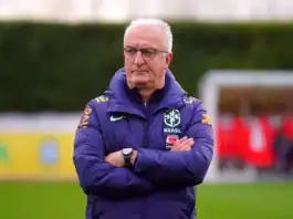 مدرب البرازيل يعتذر للجماهير بعد الخسارة القاسية أمام الأرجنتين: «ليلة صعبة ومسؤوليتي كاملة» مدرب البرازيل يعتذر للجماهير بعد الخسارة أمام الأرجنتين: "أنا المسؤول"