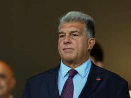 رئيس برشلونة يتحدث إلى اللاعبين في غرفة الملابس بعد الخروج من دوري الأبطال رئيس برشلونة يتحدث إلى اللاعبين بعد الخروج من دوري الأبطال