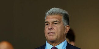 رئيس برشلونة يتحدث إلى اللاعبين في غرفة الملابس بعد الخروج من دوري الأبطال رئيس برشلونة يتحدث إلى اللاعبين بعد الخروج من دوري الأبطال