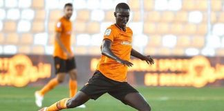 نهضة بركان يحسم مستقبل مامادو لامين كامارا بعد فشل انتقاله إلى ستوك سيتي نهضة بركان يجدد عقد مامادو لامين كامارا بعد فشل انتقاله لإنجلترا