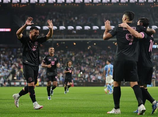 ميسي يتألق بثنائية وتمرير حاسمة.. وسواريز يعود للتسجيل في فوز عريض لإنتر ميامي ميسي وسواريز يقودان إنتر ميامي لفوز ساحق على نيويورك سيتي 4-0