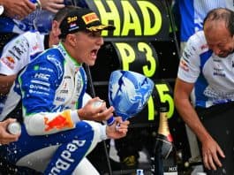 إسحاق حاجار يحصل على كأس جديد بعد تحطم جائزته في سباق هولندا إسحاق حاجار يحصل على كأس جديد بعد تحطم جائزة سباق هولندا 2025