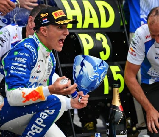 إسحاق حاجار يحصل على كأس جديد بعد تحطم جائزته في سباق هولندا إسحاق حاجار يحصل على كأس جديد بعد تحطم جائزة سباق هولندا 2025