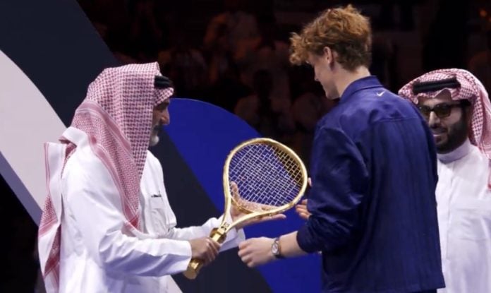 يانيك سينر يفوز بـSix Kings Slam ويحصل على المضرب الذهبي