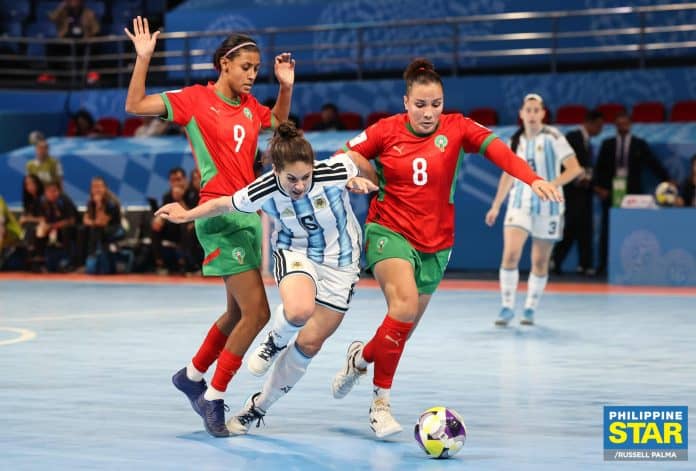 الأرجنتين تهزم المغرب بنتيجة 6-0 خلال كأس العالم لكرة الصالات للسيدات 2025 في ملعب PhilSports Arena يوم الجمعة. (الصور من قبل Russell Palma/The Philippine STAR)