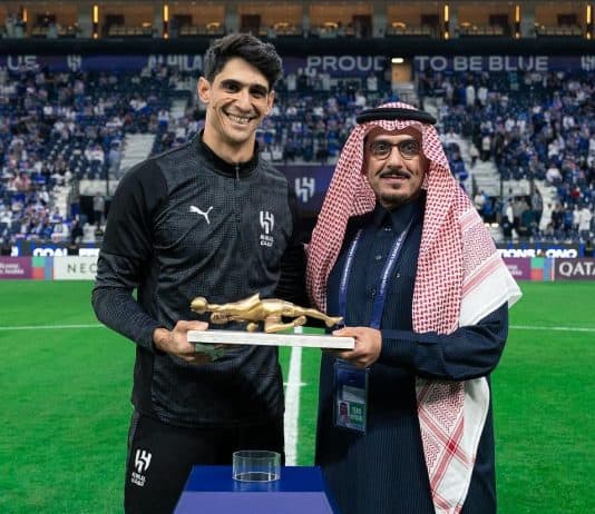 الهلال السعودي يكرم ياسين بونو بتكريم خاص قبل قمة الشرطة العراقية الهلال يكرم ياسين بونو بعد لقب أفضل حارس أفريقي