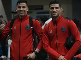 بعثة أولمبيك آسفي تصل باماكو: تحضير لاختبار صعب أمام دجوليبا في كأس الكونفيدرالية L'Olympique de Safi arrive à Bamako