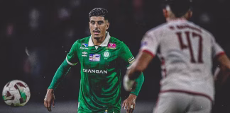 الرجاء يخطف الصدارة بفوز درامي على الكوكب المراكشي في الوقت بدل الضائع الرجاء يفوز 1-0 على الكوكب في الوقت بدل الضائع: صدارة مشتركة مع المغرب الفاسي