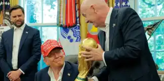 ترامب يتسلّم جائزة السلام الأولى من فيفا خلال قرعة مونديال 2026 ترامب يحصل على جائزة سلام فيفا بقرعة 2026