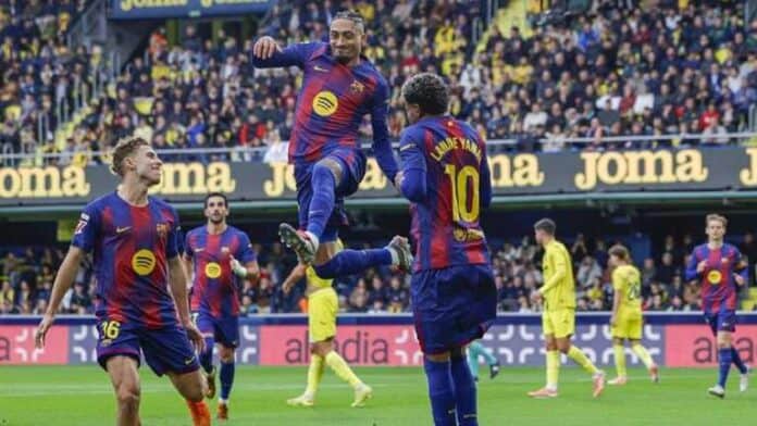 برشلونة يختتم 2025 بصدارة الليغا بعد فوز سابع متتالٍ على فياريال
واصل نادي برشلونة مسيرته الرائعة في الدوري الإسباني، محققاً انتصاره السابع على التوالي بتغلبه خارج ملعبه على فياريال بنتيجة 2-0، في الجولة الـ17 التي أقيمت مساء 21 ديسمبر على أرضية ملعب لا سيراميكا.
أظهر رجال هانسي فليك سيطرة واضحة على مجريات اللقاء، نجحوا خلالها في ترجمة الفرص إلى هدفين نظيفين، ليؤكدوا جاهزيتهم ويحافظوا على زخمهم الهجومي المميز.
افتتح البرازيلي رافينيا التسجيل مبكراً من ركلة جزاء في الدقيقة 12، قبل أن يضيف النجم الصاعد لامين يامال الهدف الثاني في الشوط الثاني، ليحسم الفريق الكتالوني النقاط الثلاث بأداء متماسك ومنظم.
بهذا الفوز، أنهى برشلونة عام 2025 متصدراً ترتيب الليغا برصيد 46 نقطة، متفوقاً بفارق أربع نقاط على غريمه ريال مدريد، فيما يحتل أتلتيكو مدريد المركز الثالث بـ37 نقطة.
شهد العام الكروي للفريق الكتالوني أداءً هجومياً استثنائياً، حيث بلغ إجمالي أهدافه 169 هدفاً في 60 مباراة رسمية، مع تحقيق 46 انتصاراً، مما يعكس القوة الجماعية والفعالية أمام المرمى تحت قيادة فليك.
من جانبه، حقق ريال مدريد فوزاً في الجولة ذاتها على إشبيلية بنتيجة 2-0، بفضل هدف من كيليان مبابي الذي عادل الرقم القياسي لكريستيانو رونالدو في عدد الأهداف خلال عام واحد مع النادي الملكي، وهو إنجاز يعود إلى 12 عاماً مضت.
يُعد هذا الختام القوي لبرشلونة دفعة معنوية كبيرة قبل استئناف المنافسات في العام الجديد، وسط ترقب لاستمرار الصراع الثلاثي على اللقب مع ريال مدريد وأتلتيكو.