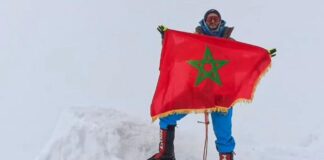 عادل طيبي يرفع العلم المغربي على أعلى قمة في القارة القطبية الجنوبية عادل طيبي يتوج مغامرة تاريخية فوق قمة فينسون بالقطب الجنوبي