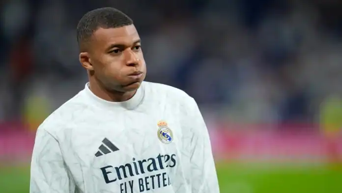 غياب كيليان مبابي عن مباراة ريال مدريد وأتلتيكو مدريد في نصف نهائي كأس السوبر الإسباني بسبب الإصابة وتأثير ذلك على ديربي مدريد.