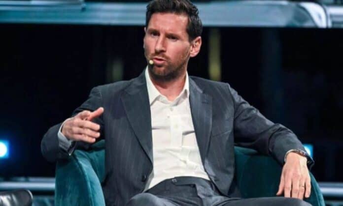 ميسي يصبح مالك نادي كورنيا الإسباني رسميا