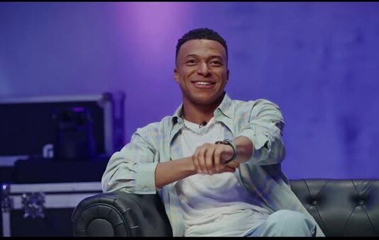 مبابي يكشف موقفه من تمثيل الجزائر أو الكاميرون ويثير الجدل مبابي يتحدث عن الجزائر والكاميرون واختياره الدولي