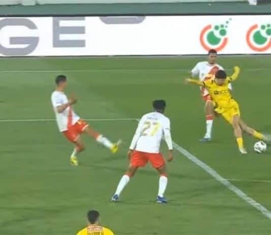 المغرب الفاسي يهزم الوداد بهدف عالمي من الجبالي وينتزع الصدارة هدف عالمي يقود المغرب الفاسي لهزم الوداد وانتزاع الصدارة
