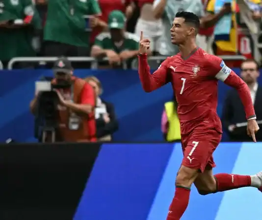 رونالدو يدخل التاريخ بهدفين أمام أوزبكستان في كأس العالم رونالدو يسجل في ست نسخ من كأس العالم