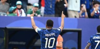 مبابي يصبح أصغر لاعب يبلغ 100 مباراة مع منتخب فرنسا مبابي يدخل نادي المئة مع منتخب فرنسا