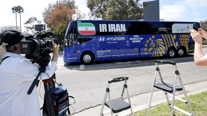 إيران تصل أمريكا وسط اتفاق سلام واحتجاجات