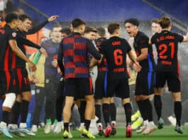 برشلونة يتوج بطلاً لليغا للمرة 28 بعد حسمه الديربي أمام إسبانيول برشلونة يحسم لقب الليغا للمرة 28 بعد فوزه على إسبانيول