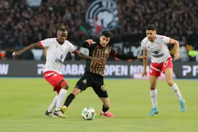 الوداد يهزم الجيش الملكي ويحيي آماله في التأهل لدوري أبطال إفريقيا