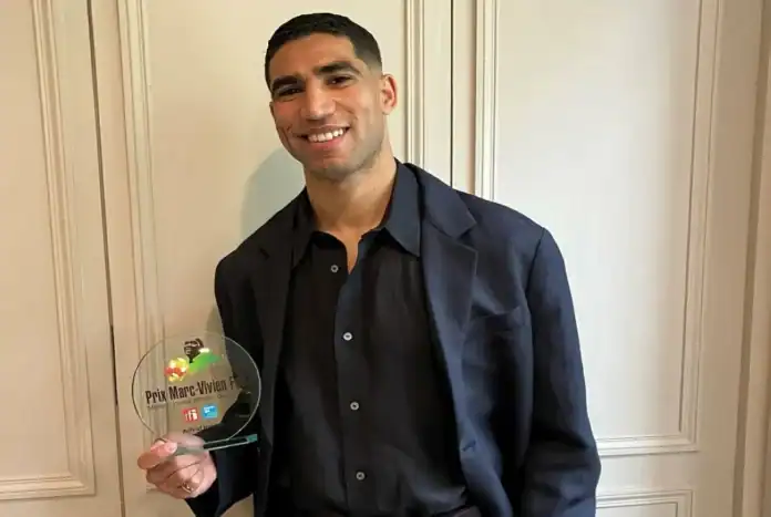 أشرف حكيمي يحصد جائزة أفضل لاعب إفريقي في فرنسا 2025
