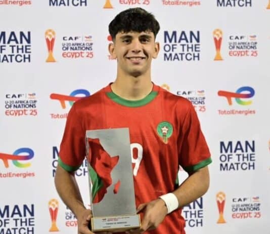 أيمن أركيك يتوج بجائزة أفضل لاعب في مباراة تونس بكأس إفريقيا للشباب أيمن أركيك أفضل لاعب في فوز منتخب الشباب على تونس
