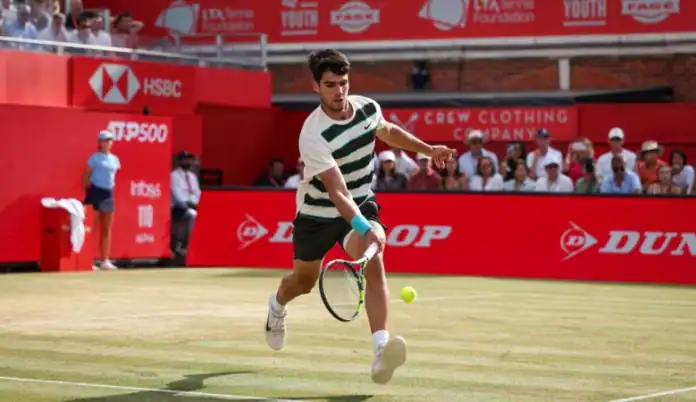 ألكاراز يتوج بلقب بطولة كوينز ATP 500 في لندن