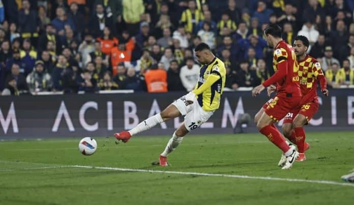 الهلال يجهز عرضًا كبيرًا للتعاقد مع يوسف النصيري