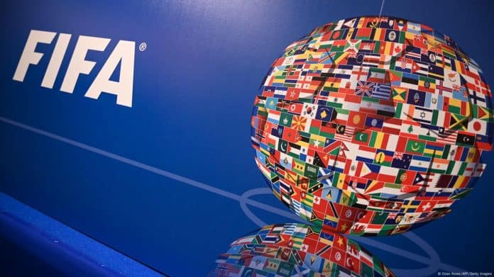 الفيفا يلزم المغرب بإنهاء الموسم الكروي قبل 25 ماي 2026