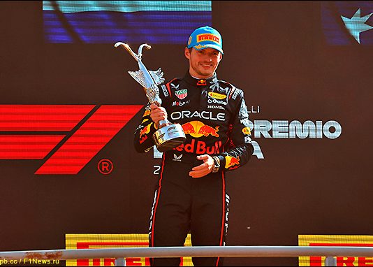 ماكس فيرستابن يتألق ويفوز بجائزة إيطاليا الكبرى 2025: فيديو وتفاصيل المباراة فيرستابن يفوز بجائزة إيطاليا الكبرى 2025: فيديو وتفاصيل السباق