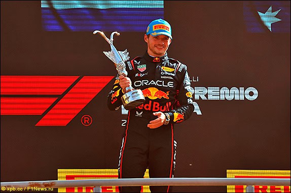 16-podium-2025-verstappen فيرستابن يفوز بجائزة إيطاليا الكبرى 2025: فيديو وتفاصيل السباق