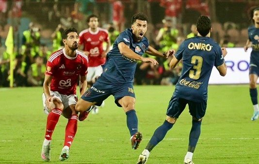 الأهلي يحسم ديربي القاهرة أمام الزمالك ويقترب من الصدارة الأهلي يفوز على الزمالك 2-1 ويشعل صراع صدارة الدوري المصري