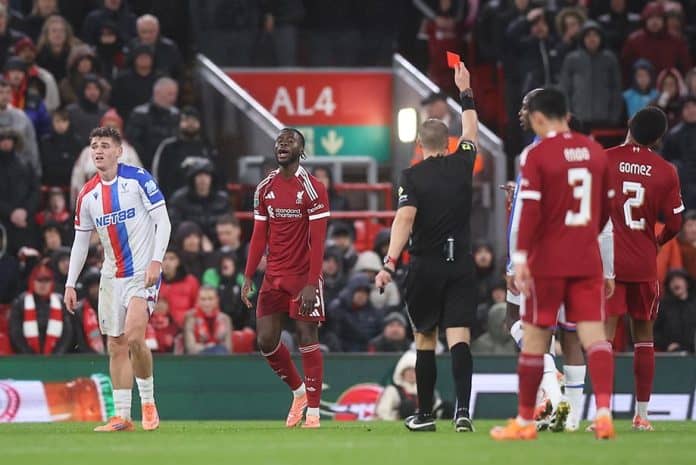 ليفربول يخسر 0-3 أمام بالاس: خروج من كأس الدوري وأزمة سلوت