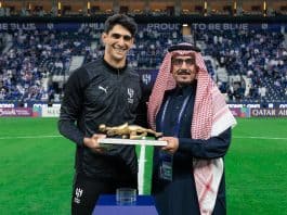 الهلال السعودي يكرم ياسين بونو بتكريم خاص قبل قمة الشرطة العراقية الهلال يكرم ياسين بونو بعد لقب أفضل حارس أفريقي
