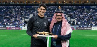 الهلال السعودي يكرم ياسين بونو بتكريم خاص قبل قمة الشرطة العراقية الهلال يكرم ياسين بونو بعد لقب أفضل حارس أفريقي