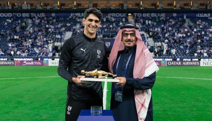 588150902_18545668636026340_6467448918962741884_n-e1764101801943 الهلال يكرم ياسين بونو بعد لقب أفضل حارس أفريقي