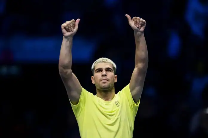 alcaraz-cropped-1762753915825 الكاراس يفوز في افتتاح ATP Finals 2025: "سعيد بعد 3:5" امام دي مينور