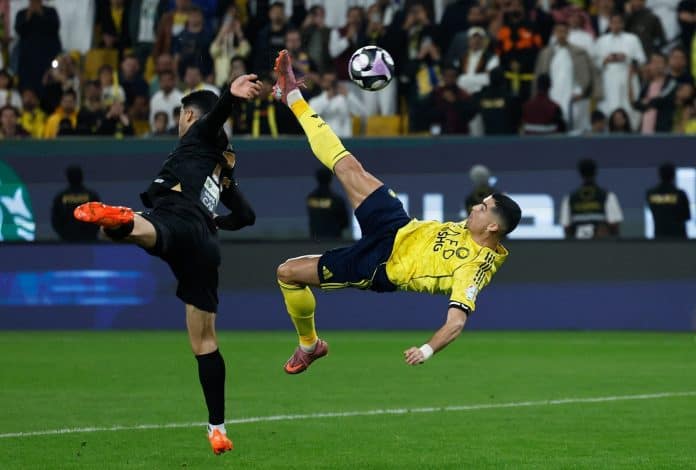 cristiano-ronaldo-acerta-linda-bicicleta-e-chega-a-954-gols-na-carreira-163451 رونالدو يسجل الهدف 954 بمقصية مذهلة في دوري السعودي