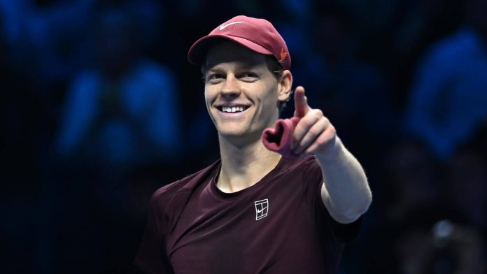 sinner-smile-turin-2025-monday ATP Finals 2025: سينر يسحق أوجيه 7-5 6-1، فريتز 6-3 6-4 موزيتي – نتائج اليوم 2
