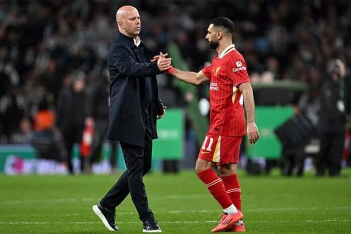 مدير ليفربول أرني سلوت مع محمد صلاح. الصورة: AFP