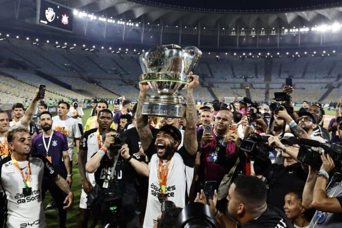 memphis-depay-de-corinthians-levanta-el-trofeo-de-la-copa-de-brasil-este-domingo--al-ganar-la-final-ante-el-vasco-da-gama-en-el-estadio-maracana--en-rio-de-janeiro--brasil---efe--andre-coelho كورينثيانز بطل كأس البرازيل 2025!