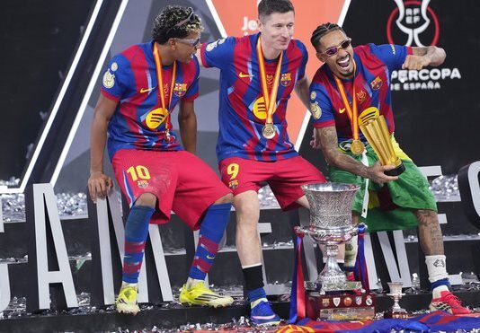 الكلاسيكو الناري في السوبر الإسباني: برشلونة يهزم ريال مدريد 3-2 ويتوج باللقب في نهائي مليء بالإثارة برشلونة يفوز على ريال مدريد 3-2 ويتوج بالسوبر الإسباني