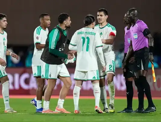 الاتحاد الجزائري يتقدم بشكوى رسمية لدى “الكاف” و”فيفا” بسبب تحكيم مباراة نيجيريا الجزائر تشكو تحكيم مباراة نيجيريا لدى الكاف وفيفا