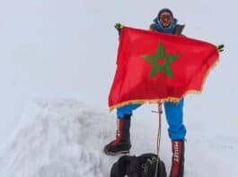 عادل طيبي يرفع العلم المغربي على أعلى قمة في القارة القطبية الجنوبية عادل طيبي يتوج مغامرة تاريخية فوق قمة فينسون بالقطب الجنوبي