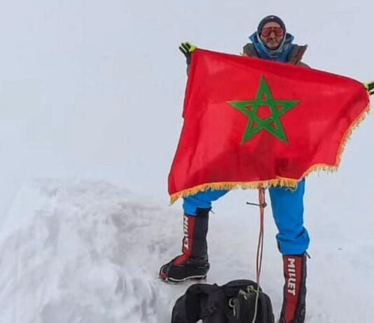 عادل طيبي يرفع العلم المغربي على أعلى قمة في القارة القطبية الجنوبية عادل طيبي يتوج مغامرة تاريخية فوق قمة فينسون بالقطب الجنوبي