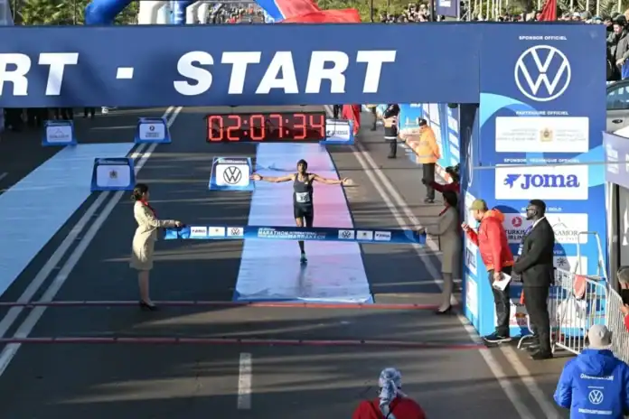 abdelhadi-labali-arrivee-marathon-marrakech عبد الهادي اللبالي يفوز بماراثون مراكش الدولي 2026