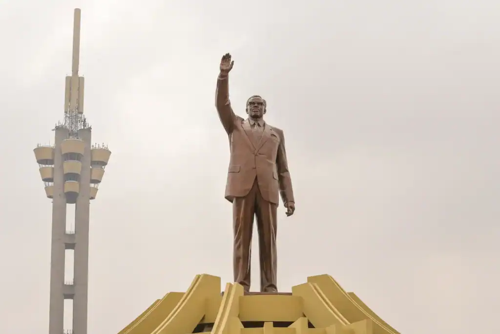مشجع يحوّل مدرجات كان 2025 إلى نصب تاريخي حيّ… قصة “حفيد لومومبا” التي خطفت الأضواء في المغرب