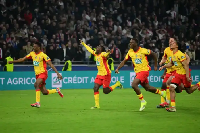 لانس يطيح بليون بركلات الترجيح ويبلغ نصف نهائي الكأس