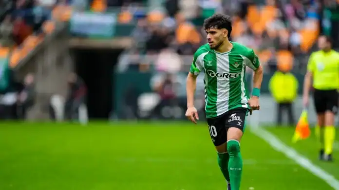 نيوكاسل يجهز 40 مليون يورو لضم الزلزولي